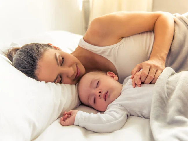 Tại sao trẻ sơ sinh hay khóc đêm, không chịu ngủ?