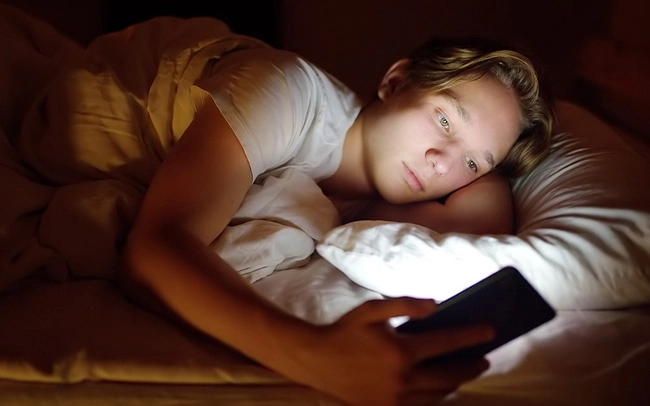 Tại sao thanh thiếu niên hay có thói quen ngủ trễ?